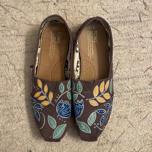 Toms Sz 7.5 professionally hand painted
